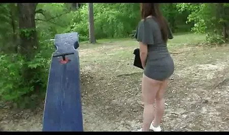 有自然哈巴狗的亭亭玉立的亚裔妇女