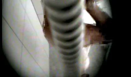 金属假阳具的感觉让她变得敏锐