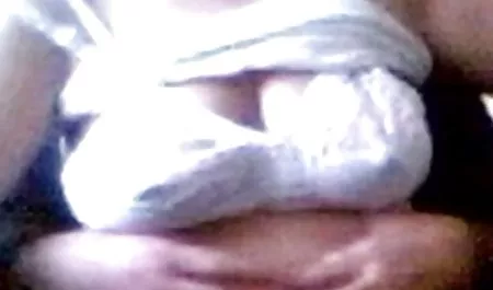 红发女郎指着她的角质洞