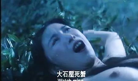 令人兴奋的女同性恋冒险在按摩浴缸